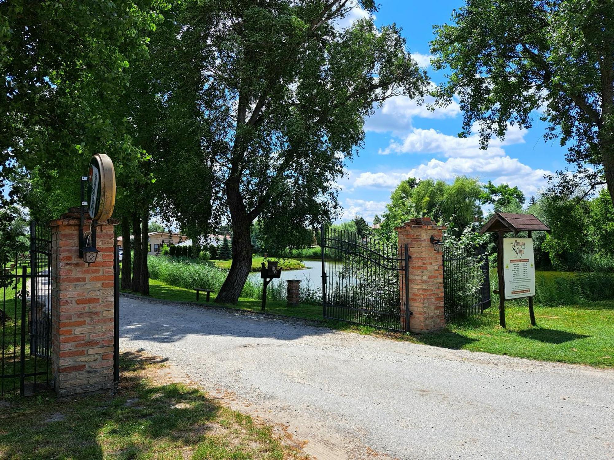 Grapeline Guesthouse Chotin Exterior photo